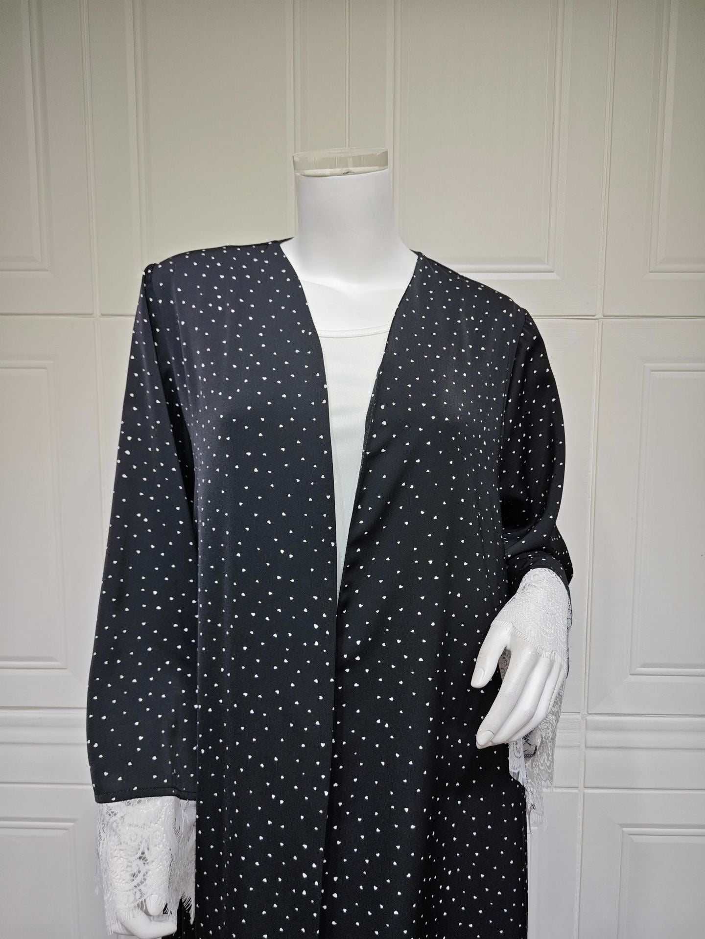 Gepunktete Abaya mit Spitzencape