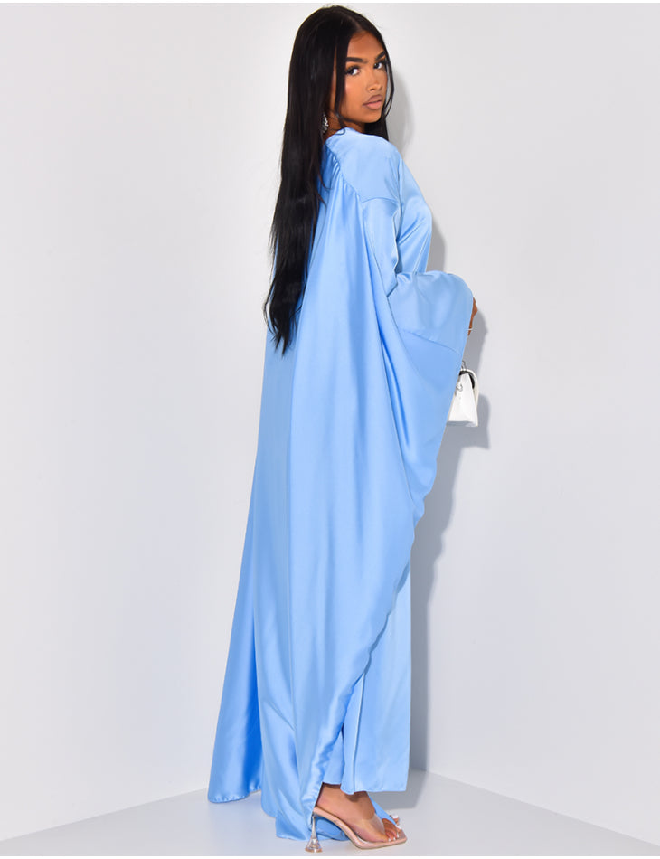 Kleid aus Satin mit Umhang